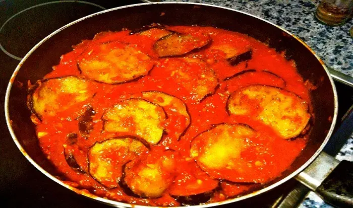 Berenjenas en salsa de tomate y ajo
