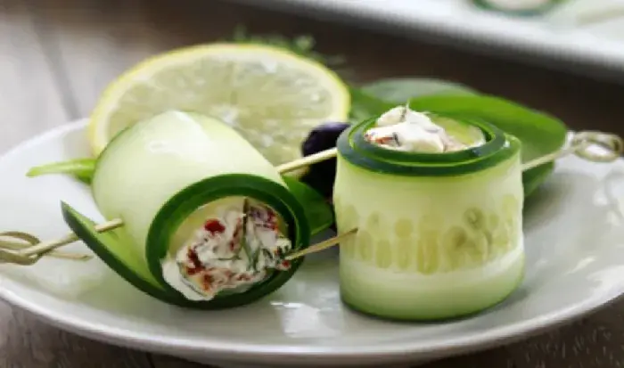 Pepino con salsa de aguacate, olivas