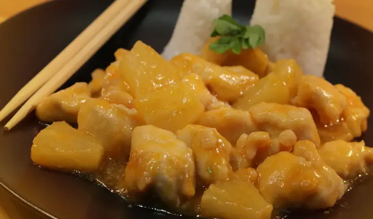 Pollo salteado con piña y maní