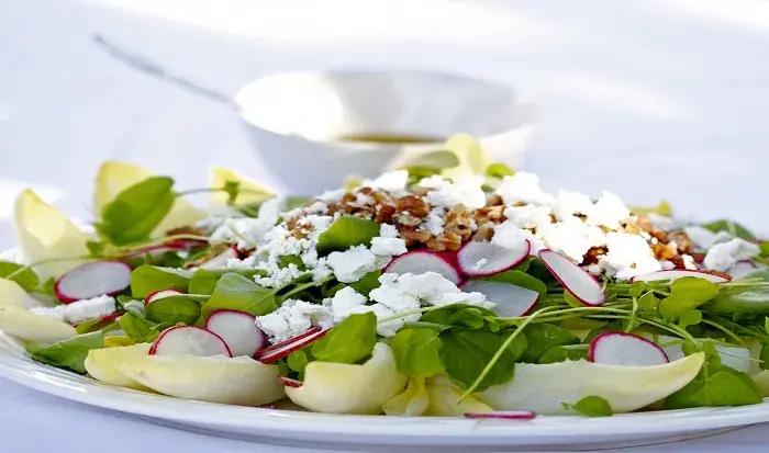 Ensalada de rabano y queso