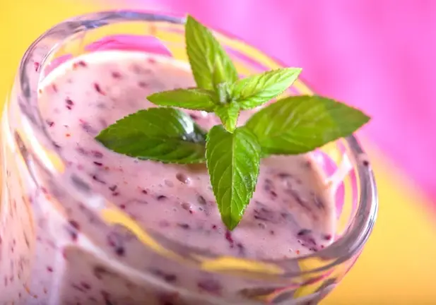 Desayuno de smoothie de moras y queso