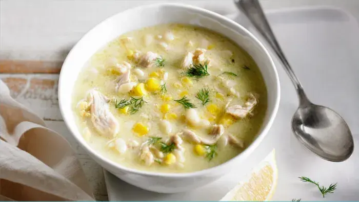 Sopa cremosa de choclo y pollo