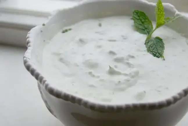 Dip de yogurt griego, pepino y menta
