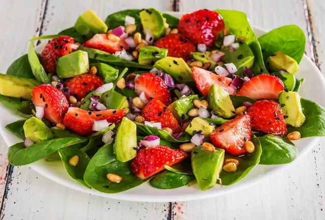 Ensalada fresca de toronjas, fresas