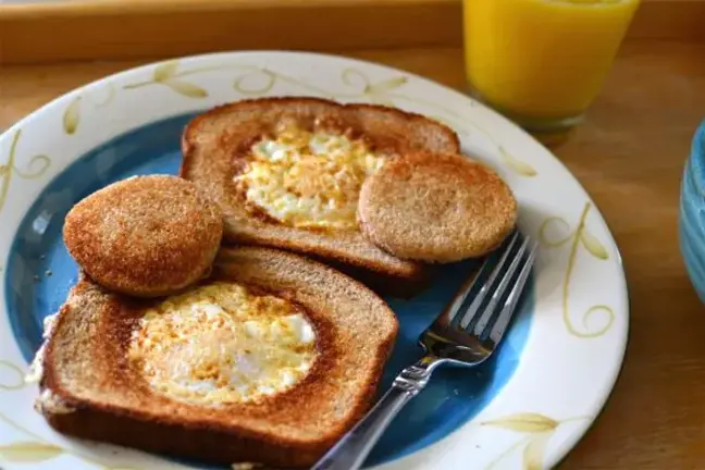 Huevos en su canasta de pan
