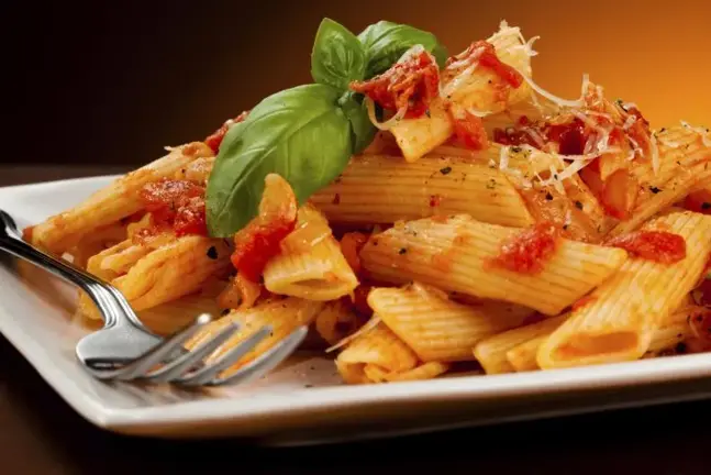 Pasta vegetariana con salsa  y hierbas