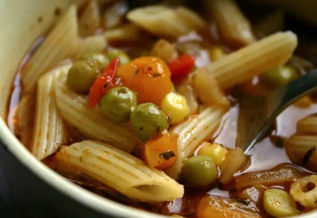 Sopa de frijoles con pasta y tomates