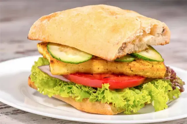 Sandwich vegetariano con tofu y lechuga