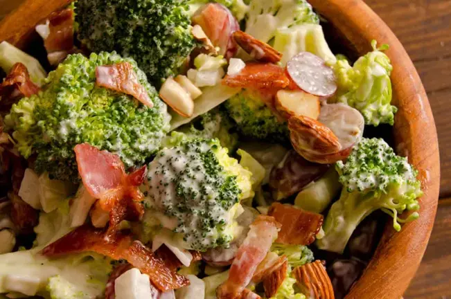 Ensalada de uvas, panceta, almendras