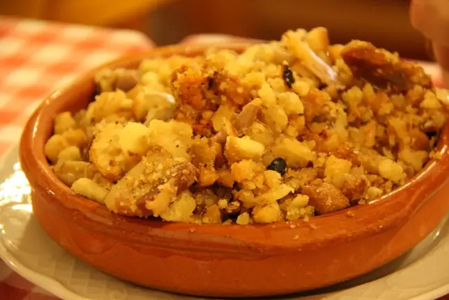 Snack de migas de pan con hierbas