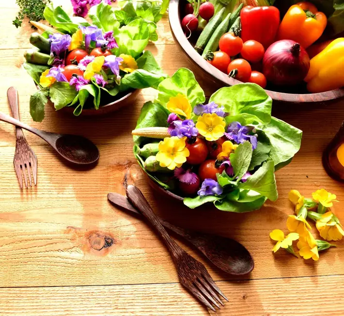 Comer flores y hojas verdes