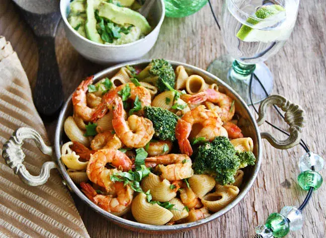 Pasta, brocoli y camarones