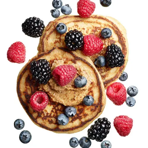 Panqueques-con-mantequilla-de-almendras-y-bayas