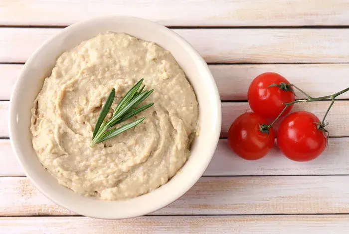 Arollado de pollo y hummus