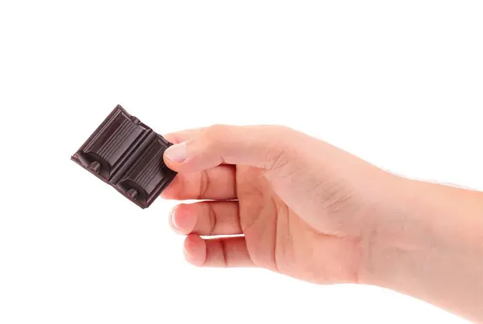 mano sosteniendo chocolate