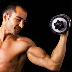 Hombre levantando una pesa