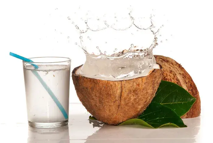 vaso de agua de coco