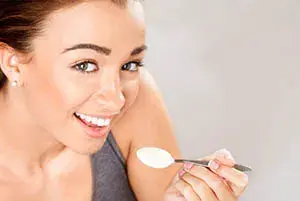 Mujer consumiento probióticos