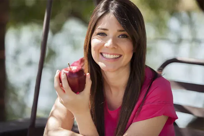 Mujer comiendo una manzana