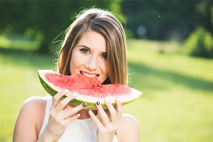 mujer comiendo sandia