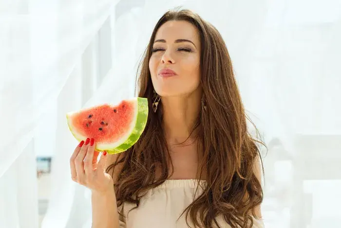 Mujer comiendo sandia
