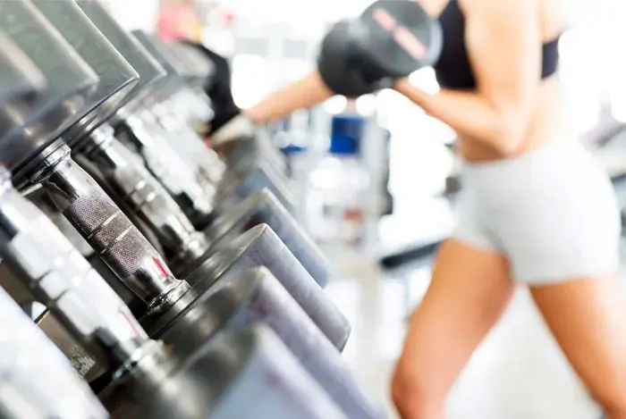 mujer entrenando con pesas