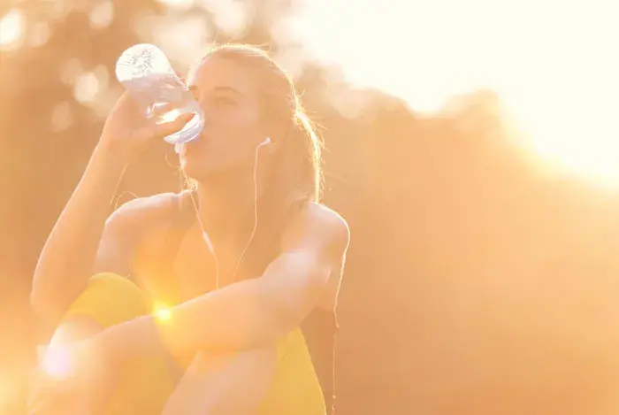 Mujer tomando agua