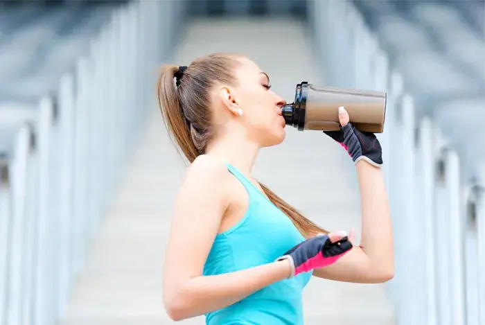 mujer tomando whey protein