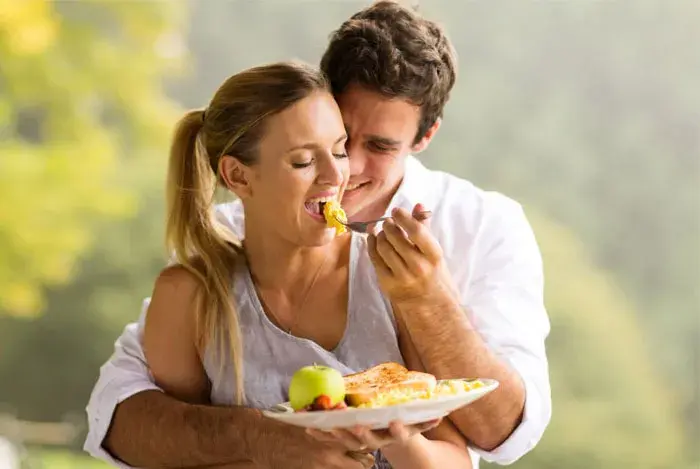 Pareja comiendo huevos