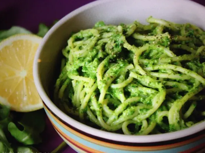 Pasta de crema de aguacate y arúgula