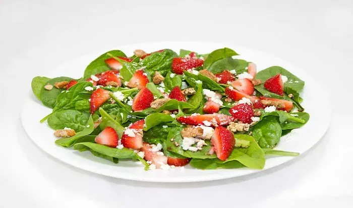 espinaca y fresas