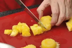 Pollo salteado con piña y maní