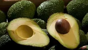 Aguacates rellenos de huevo y jamón