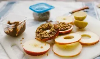 Snack de manzanas crocantes