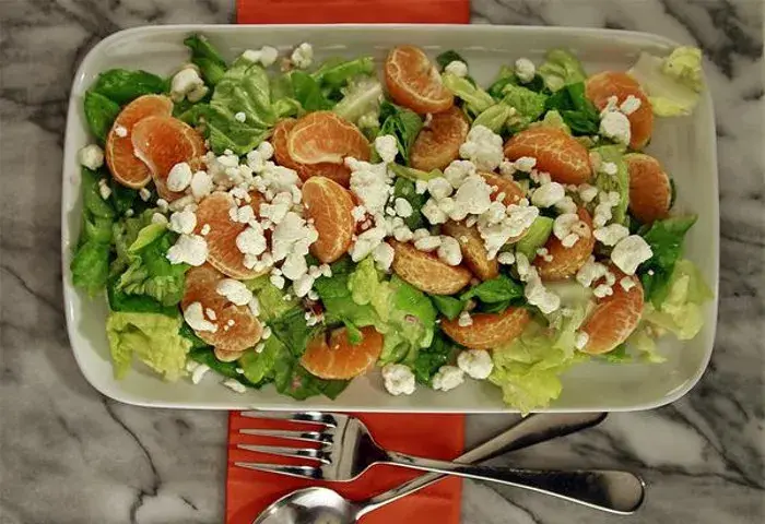 Ensalada de lechuga, mandarina y feta