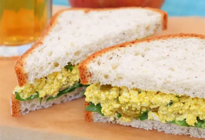 Emparedado de ensalada de tofu al curry