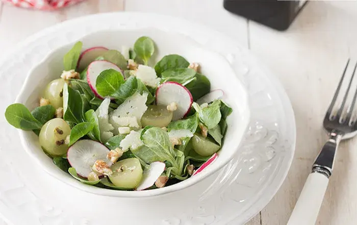 Ensalada de berros, queso y uvas