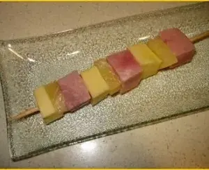 Brochetas de jamón y piña