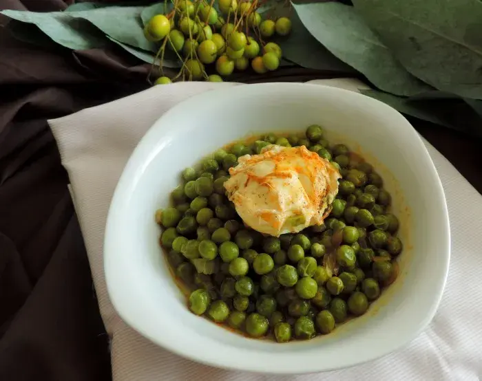 Guisantes con huevos y queso
