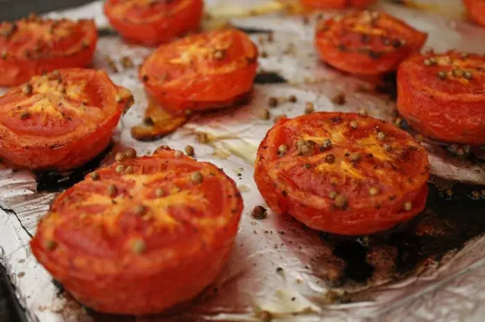 Snack de tomates asados y hierbas