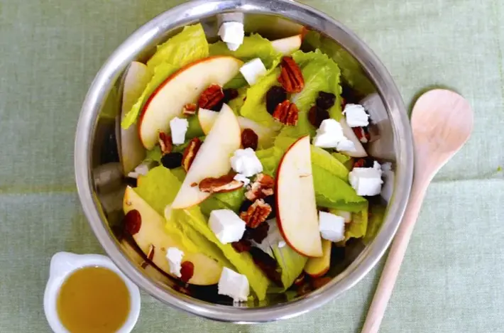 Ensalada de manzana y lechuga con aderezo de melón