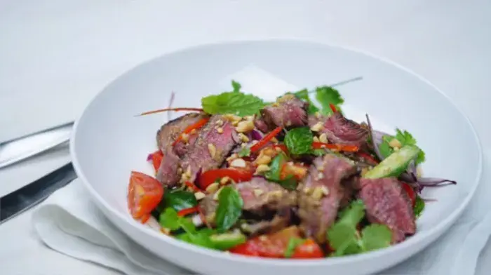 Ensalada de carne estilo thai