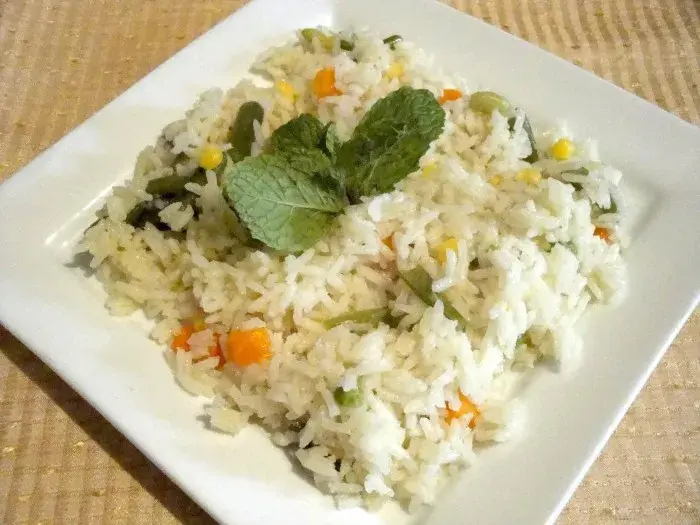 Arroz con vegetales mixtos y crema de queso