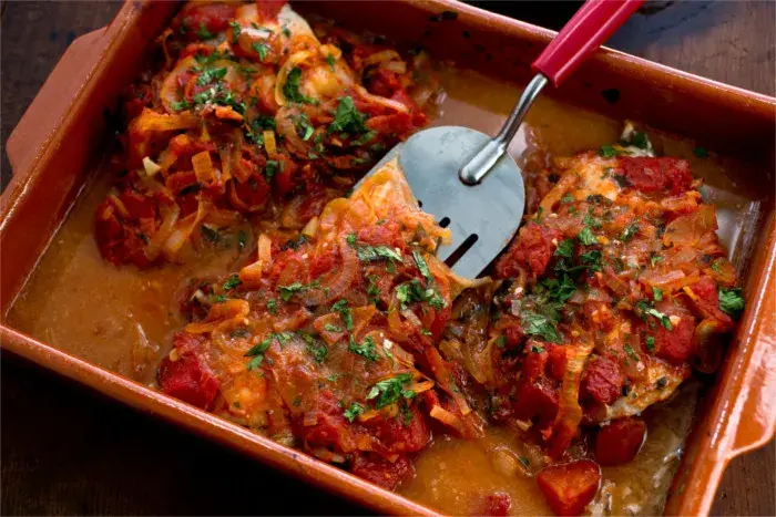 Bacalao al horno con cebolla y tomate fácil y rápido