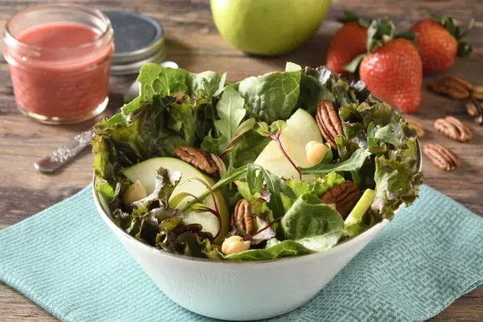 Ensalada con cítricos frutos secos y queso feta