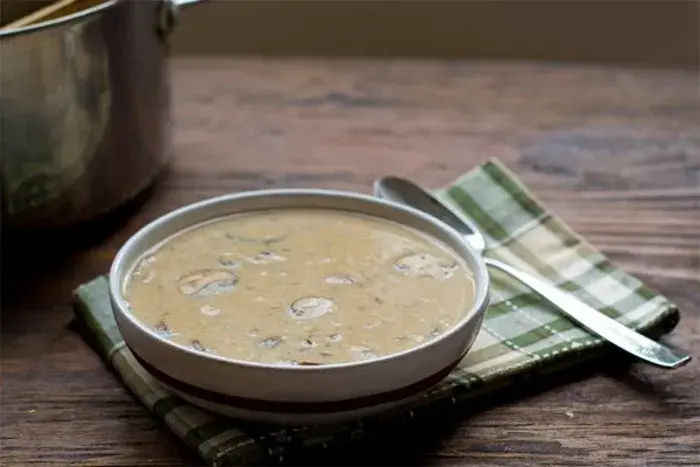 Crema de bacalao con setas y camarones