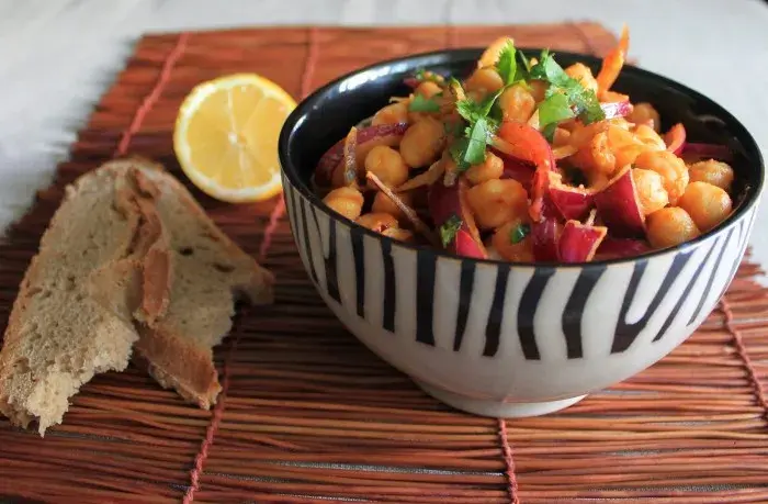 Ensalada de garbanzos, frijoles y pimentones light