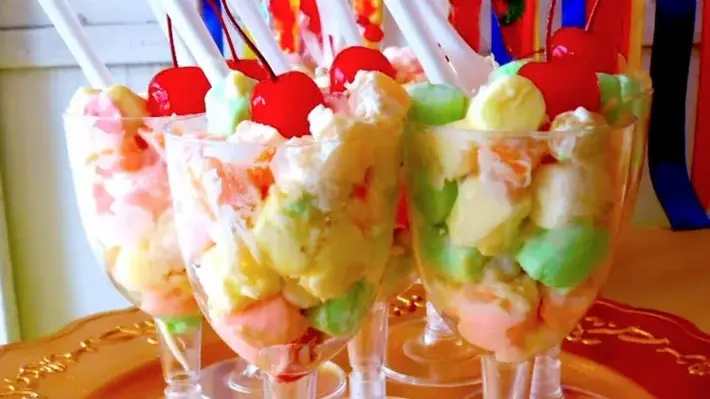 Rico Postre de frutas hawaianas en crema de vainilla