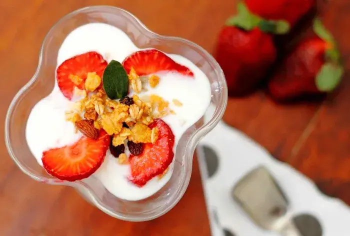 Yogur de la India con frutilla y uva