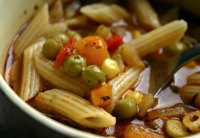 Sopa de frijoles con pasta y tomates